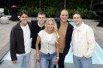 Fijnaart 31 mei  2024
BBQ bij fam Bauer in de tuin . Frans Bauer maakt samen met Lee Towers bekend dat hij dit jaar twee keer in Ahoy op graat treden. Aanwezig Frans Bauer Mariska Bauer Christiaan Bauer ( met vriendin Kim) Frans Bauer jr Jan Bauer en Lucas Bauer .