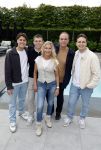 Fijnaart 31 mei  2024
BBQ bij fam Bauer in de tuin . Frans Bauer maakt samen met Lee Towers bekend dat hij dit jaar twee keer in Ahoy op graat treden. Aanwezig Frans Bauer Mariska Bauer Christiaan Bauer ( met vriendin Kim) Frans Bauer jr Jan Bauer en Lucas Bauer .