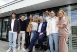 Fijnaart 31 mei  2024
BBQ bij fam Bauer in de tuin . Frans Bauer maakt samen met Lee Towers bekend dat hij dit jaar twee keer in Ahoy op graat treden. Aanwezig Frans Bauer Mariska Bauer Christiaan Bauer ( met vriendin Kim) Frans Bauer jr Jan Bauer en Lucas Bauer .