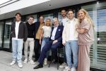 Fijnaart 31 mei  2024
BBQ bij fam Bauer in de tuin . Frans Bauer maakt samen met Lee Towers bekend dat hij dit jaar twee keer in Ahoy op graat treden. Aanwezig Frans Bauer Mariska Bauer Christiaan Bauer ( met vriendin Kim) Frans Bauer jr Jan Bauer en Lucas Bauer .