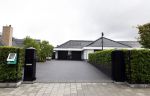 Fijnaart 31 mei  2024
BBQ bij fam Bauer in de tuin . Frans Bauer maakt samen met Lee Towers bekend dat hij dit jaar twee keer in Ahoy op graat treden. Aanwezig Frans Bauer Mariska Bauer Christiaan Bauer ( met vriendin Kim) Frans Bauer jr Jan Bauer en Lucas Bauer . Frans en Mariska hebben hun huis laten verbouwen en hebben een prachtig zwembad in de tuin . Aan het hek bij de poort hangt een defibrillator