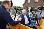 Fijnaart 31 mei 2024
BBQ bij fam Bauer in de tuin . Frans Bauer maakt samen met Lee Towers bekend dat hij dit jaar twee keer in Ahoy op graat treden. Aanwezig Frans Bauer Mariska Bauer Christiaan Bauer ( met vriendin Kim) Frans Bauer jr Jan Bauer en Lucas Bauer .