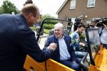 Fijnaart 31 mei 2024
BBQ bij fam Bauer in de tuin . Frans Bauer maakt samen met Lee Towers bekend dat hij dit jaar twee keer in Ahoy op graat treden. Aanwezig Frans Bauer Mariska Bauer Christiaan Bauer ( met vriendin Kim) Frans Bauer jr Jan Bauer en Lucas Bauer .
