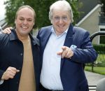 Fijnaart 31 mei 2024
BBQ bij fam Bauer in de tuin . Frans Bauer maakt samen met Lee Towers bekend dat hij dit jaar twee keer in Ahoy op graat treden. Aanwezig Frans Bauer Mariska Bauer Christiaan Bauer ( met vriendin Kim) Frans Bauer jr Jan Bauer en Lucas Bauer .