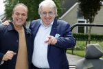 Fijnaart 31 mei 2024
BBQ bij fam Bauer in de tuin . Frans Bauer maakt samen met Lee Towers bekend dat hij dit jaar twee keer in Ahoy op graat treden. Aanwezig Frans Bauer Mariska Bauer Christiaan Bauer ( met vriendin Kim) Frans Bauer jr Jan Bauer en Lucas Bauer .