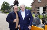 Fijnaart 31 mei 2024
BBQ bij fam Bauer in de tuin . Frans Bauer maakt samen met Lee Towers bekend dat hij dit jaar twee keer in Ahoy op graat treden. Aanwezig Frans Bauer Mariska Bauer Christiaan Bauer ( met vriendin Kim) Frans Bauer jr Jan Bauer en Lucas Bauer .