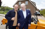 Fijnaart 31 mei 2024
BBQ bij fam Bauer in de tuin . Frans Bauer maakt samen met Lee Towers bekend dat hij dit jaar twee keer in Ahoy op graat treden. Aanwezig Frans Bauer Mariska Bauer Christiaan Bauer ( met vriendin Kim) Frans Bauer jr Jan Bauer en Lucas Bauer .