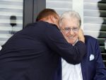 Fijnaart 31 mei 2024
BBQ bij fam Bauer in de tuin . Frans Bauer maakt samen met Lee Towers bekend dat hij dit jaar twee keer in Ahoy op graat treden. Aanwezig Frans Bauer Mariska Bauer Christiaan Bauer ( met vriendin Kim) Frans Bauer jr Jan Bauer en Lucas Bauer .