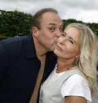 Fijnaart 31 mei 2024
BBQ bij fam Bauer in de tuin . Frans Bauer maakt samen met Lee Towers bekend dat hij dit jaar twee keer in Ahoy op graat treden. Aanwezig Frans Bauer Mariska Bauer Christiaan Bauer ( met vriendin Kim) Frans Bauer jr Jan Bauer en Lucas Bauer .