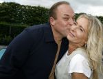 Fijnaart 31 mei 2024
BBQ bij fam Bauer in de tuin . Frans Bauer maakt samen met Lee Towers bekend dat hij dit jaar twee keer in Ahoy op graat treden. Aanwezig Frans Bauer Mariska Bauer Christiaan Bauer ( met vriendin Kim) Frans Bauer jr Jan Bauer en Lucas Bauer .