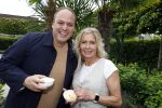 Fijnaart 31 mei 2024
BBQ bij fam Bauer in de tuin . Frans Bauer maakt samen met Lee Towers bekend dat hij dit jaar twee keer in Ahoy op graat treden. Aanwezig Frans Bauer Mariska Bauer Christiaan Bauer ( met vriendin Kim) Frans Bauer jr Jan Bauer en Lucas Bauer .