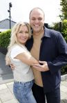 Fijnaart 31 mei 2024
BBQ bij fam Bauer in de tuin . Frans Bauer maakt samen met Lee Towers bekend dat hij dit jaar twee keer in Ahoy op graat treden. Aanwezig Frans Bauer Mariska Bauer Christiaan Bauer ( met vriendin Kim) Frans Bauer jr Jan Bauer en Lucas Bauer .
