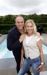 Fijnaart 31 mei 2024
BBQ bij fam Bauer in de tuin . Frans Bauer maakt samen met Lee Towers bekend dat hij dit jaar twee keer in Ahoy op graat treden. Aanwezig Frans Bauer Mariska Bauer Christiaan Bauer ( met vriendin Kim) Frans Bauer jr Jan Bauer en Lucas Bauer .