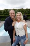 Fijnaart 31 mei 2024
BBQ bij fam Bauer in de tuin . Frans Bauer maakt samen met Lee Towers bekend dat hij dit jaar twee keer in Ahoy op graat treden. Aanwezig Frans Bauer Mariska Bauer Christiaan Bauer ( met vriendin Kim) Frans Bauer jr Jan Bauer en Lucas Bauer .