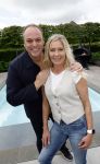 Fijnaart 31 mei 2024
BBQ bij fam Bauer in de tuin . Frans Bauer maakt samen met Lee Towers bekend dat hij dit jaar twee keer in Ahoy op graat treden. Aanwezig Frans Bauer Mariska Bauer Christiaan Bauer ( met vriendin Kim) Frans Bauer jr Jan Bauer en Lucas Bauer .