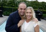 Fijnaart 31 mei 2024
BBQ bij fam Bauer in de tuin . Frans Bauer maakt samen met Lee Towers bekend dat hij dit jaar twee keer in Ahoy op graat treden. Aanwezig Frans Bauer Mariska Bauer Christiaan Bauer ( met vriendin Kim) Frans Bauer jr Jan Bauer en Lucas Bauer .