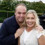 Fijnaart 31 mei 2024
BBQ bij fam Bauer in de tuin . Frans Bauer maakt samen met Lee Towers bekend dat hij dit jaar twee keer in Ahoy op graat treden. Aanwezig Frans Bauer Mariska Bauer Christiaan Bauer ( met vriendin Kim) Frans Bauer jr Jan Bauer en Lucas Bauer .