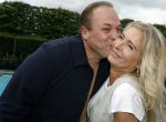 Fijnaart 31 mei 2024
BBQ bij fam Bauer in de tuin . Frans Bauer maakt samen met Lee Towers bekend dat hij dit jaar twee keer in Ahoy op graat treden. Aanwezig Frans Bauer Mariska Bauer Christiaan Bauer ( met vriendin Kim) Frans Bauer jr Jan Bauer en Lucas Bauer .