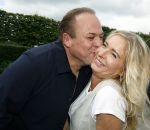 Fijnaart 31 mei 2024
BBQ bij fam Bauer in de tuin . Frans Bauer maakt samen met Lee Towers bekend dat hij dit jaar twee keer in Ahoy op graat treden. Aanwezig Frans Bauer Mariska Bauer Christiaan Bauer ( met vriendin Kim) Frans Bauer jr Jan Bauer en Lucas Bauer .