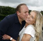 Fijnaart 31 mei 2024
BBQ bij fam Bauer in de tuin . Frans Bauer maakt samen met Lee Towers bekend dat hij dit jaar twee keer in Ahoy op graat treden. Aanwezig Frans Bauer Mariska Bauer Christiaan Bauer ( met vriendin Kim) Frans Bauer jr Jan Bauer en Lucas Bauer .
