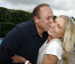 Fijnaart 31 mei 2024
BBQ bij fam Bauer in de tuin . Frans Bauer maakt samen met Lee Towers bekend dat hij dit jaar twee keer in Ahoy op graat treden. Aanwezig Frans Bauer Mariska Bauer Christiaan Bauer ( met vriendin Kim) Frans Bauer jr Jan Bauer en Lucas Bauer .