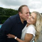 Fijnaart 31 mei 2024
BBQ bij fam Bauer in de tuin . Frans Bauer maakt samen met Lee Towers bekend dat hij dit jaar twee keer in Ahoy op graat treden. Aanwezig Frans Bauer Mariska Bauer Christiaan Bauer ( met vriendin Kim) Frans Bauer jr Jan Bauer en Lucas Bauer .