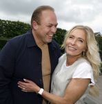 Fijnaart 31 mei 2024
BBQ bij fam Bauer in de tuin . Frans Bauer maakt samen met Lee Towers bekend dat hij dit jaar twee keer in Ahoy op graat treden. Aanwezig Frans Bauer Mariska Bauer Christiaan Bauer ( met vriendin Kim) Frans Bauer jr Jan Bauer en Lucas Bauer .