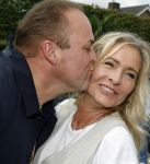 Fijnaart 31 mei 2024
BBQ bij fam Bauer in de tuin . Frans Bauer maakt samen met Lee Towers bekend dat hij dit jaar twee keer in Ahoy op graat treden. Aanwezig Frans Bauer Mariska Bauer Christiaan Bauer ( met vriendin Kim) Frans Bauer jr Jan Bauer en Lucas Bauer .