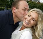 Fijnaart 31 mei 2024
BBQ bij fam Bauer in de tuin . Frans Bauer maakt samen met Lee Towers bekend dat hij dit jaar twee keer in Ahoy op graat treden. Aanwezig Frans Bauer Mariska Bauer Christiaan Bauer ( met vriendin Kim) Frans Bauer jr Jan Bauer en Lucas Bauer .
