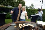 Fijnaart 31 mei 2024
BBQ bij fam Bauer in de tuin . Frans Bauer maakt samen met Lee Towers bekend dat hij dit jaar twee keer in Ahoy op graat treden. Aanwezig Frans Bauer Mariska Bauer Christiaan Bauer ( met vriendin Kim) Frans Bauer jr Jan Bauer en Lucas Bauer .