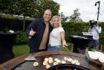 Fijnaart 31 mei 2024
BBQ bij fam Bauer in de tuin . Frans Bauer maakt samen met Lee Towers bekend dat hij dit jaar twee keer in Ahoy op graat treden. Aanwezig Frans Bauer Mariska Bauer Christiaan Bauer ( met vriendin Kim) Frans Bauer jr Jan Bauer en Lucas Bauer .
