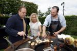 Fijnaart 31 mei 2024
BBQ bij fam Bauer in de tuin . Frans Bauer maakt samen met Lee Towers bekend dat hij dit jaar twee keer in Ahoy op graat treden. Aanwezig Frans Bauer Mariska Bauer Christiaan Bauer ( met vriendin Kim) Frans Bauer jr Jan Bauer en Lucas Bauer .