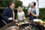 Fijnaart 31 mei 2024
BBQ bij fam Bauer in de tuin . Frans Bauer maakt samen met Lee Towers bekend dat hij dit jaar twee keer in Ahoy op graat treden. Aanwezig Frans Bauer Mariska Bauer Christiaan Bauer ( met vriendin Kim) Frans Bauer jr Jan Bauer en Lucas Bauer .