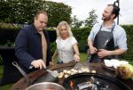 Fijnaart 31 mei 2024
BBQ bij fam Bauer in de tuin . Frans Bauer maakt samen met Lee Towers bekend dat hij dit jaar twee keer in Ahoy op graat treden. Aanwezig Frans Bauer Mariska Bauer Christiaan Bauer ( met vriendin Kim) Frans Bauer jr Jan Bauer en Lucas Bauer .