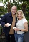 Fijnaart 31 mei 2024
BBQ bij fam Bauer in de tuin . Frans Bauer maakt samen met Lee Towers bekend dat hij dit jaar twee keer in Ahoy op graat treden. Aanwezig Frans Bauer Mariska Bauer Christiaan Bauer ( met vriendin Kim) Frans Bauer jr Jan Bauer en Lucas Bauer .
