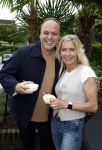 Fijnaart 31 mei 2024
BBQ bij fam Bauer in de tuin . Frans Bauer maakt samen met Lee Towers bekend dat hij dit jaar twee keer in Ahoy op graat treden. Aanwezig Frans Bauer Mariska Bauer Christiaan Bauer ( met vriendin Kim) Frans Bauer jr Jan Bauer en Lucas Bauer .