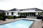 Fijnaart 31 mei 2024
BBQ bij fam Bauer in de tuin . Frans Bauer maakt samen met Lee Towers bekend dat hij dit jaar twee keer in Ahoy op graat treden. Aanwezig Frans Bauer Mariska Bauer Christiaan Bauer ( met vriendin Kim) Frans Bauer jr Jan Bauer en Lucas Bauer . Frans en Mariska hebben hun huis laten verbouwen en hebben een prachtig zwembad in de tuin .