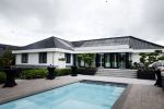 Fijnaart 31 mei 2024
BBQ bij fam Bauer in de tuin . Frans Bauer maakt samen met Lee Towers bekend dat hij dit jaar twee keer in Ahoy op graat treden. Aanwezig Frans Bauer Mariska Bauer Christiaan Bauer ( met vriendin Kim) Frans Bauer jr Jan Bauer en Lucas Bauer . Frans en Mariska hebben hun huis laten verbouwen en hebben een prachtig zwembad in de tuin .