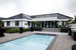 Fijnaart 31 mei 2024
BBQ bij fam Bauer in de tuin . Frans Bauer maakt samen met Lee Towers bekend dat hij dit jaar twee keer in Ahoy op graat treden. Aanwezig Frans Bauer Mariska Bauer Christiaan Bauer ( met vriendin Kim) Frans Bauer jr Jan Bauer en Lucas Bauer . Frans en Mariska hebben hun huis laten verbouwen en hebben een prachtig zwembad in de tuin .