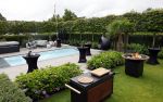 Fijnaart 31 mei 2024
BBQ bij fam Bauer in de tuin . Frans Bauer maakt samen met Lee Towers bekend dat hij dit jaar twee keer in Ahoy op graat treden. Aanwezig Frans Bauer Mariska Bauer Christiaan Bauer ( met vriendin Kim) Frans Bauer jr Jan Bauer en Lucas Bauer . Frans en Mariska hebben hun huis laten verbouwen en hebben een prachtig zwembad in de tuin .