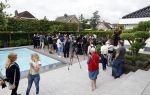 Fijnaart 31 mei 2024
BBQ bij fam Bauer in de tuin . Frans Bauer maakt samen met Lee Towers bekend dat hij dit jaar twee keer in Ahoy op graat treden. Aanwezig Frans Bauer Mariska Bauer Christiaan Bauer ( met vriendin Kim) Frans Bauer jr Jan Bauer en Lucas Bauer . Ongelofelijk veel pers bij Frans in de tuin