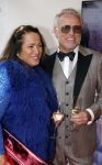 Amsterdam 8 juni 2024
Het Amsterdam diner in AFAS live . Vele Bekende mensen en zakenmensen kwamen naar het gala waar geld opgehaald wordt voor het aids fonds. Gordon kwam met een goede vriendin