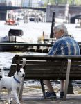 Amsterdam 29 juni 2024
Hans v d Togt laat zijn hond uit en zit lekker op een bankje aan de Amstel .
