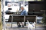 Amsterdam 29 juni 2024
Hans v d Togt laat zijn hond uit en zit lekker op een bankje aan de Amstel .