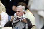 Amsterdam 28 juni 2024
Harry Mens leest krant op terras in Amsterdam zuid