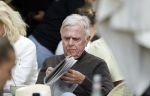 Amsterdam 28 juni 2024
Harry Mens leest krant op terras in Amsterdam zuid