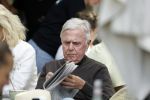 Amsterdam 28 juni 2024
Harry Mens leest krant op terras in Amsterdam zuid