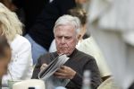 Amsterdam 28 juni 2024
Harry Mens leest krant op terras in Amsterdam zuid