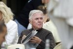 Amsterdam 28 juni 2024
Harry Mens leest krant op terras in Amsterdam zuid