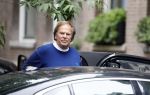Amsterdam 3 juni 2024
Ivo Niehe winkelend in Amsterdam zuid. Hij koopt bij een boekhandel oa het boek van de mooiste Avonturen van Prins Bernhard